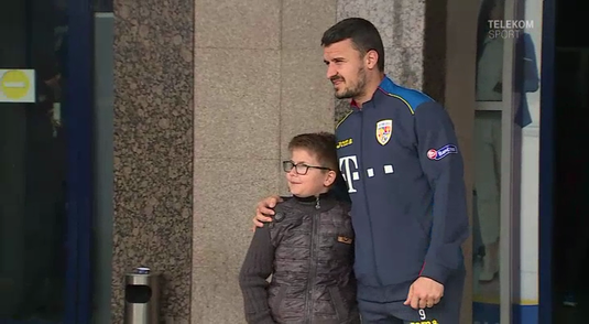 VIDEO | Naţionala de fotbal a României a sosit la Craiova. Fanii au profitat şi s-au fotografiat cu favoriţii