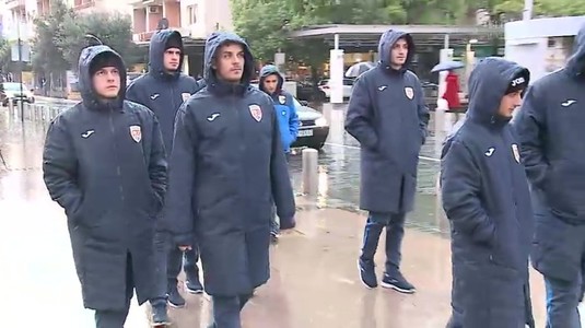 VIDEO | Contra i-a scos pe jucători la plimbare. Prin ploaie. Cât au rezistat tricolorii până să se întoarcă la hotel