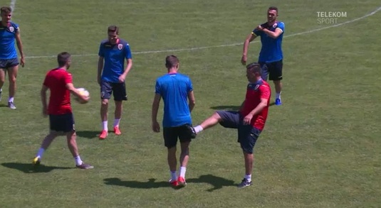 VIDEO | Cosmin Contra, nelipsit de la antrenamentele naţionalei de tineret. Selecţionerul l-a luat la şuturi pe unul dintre tricolori :)