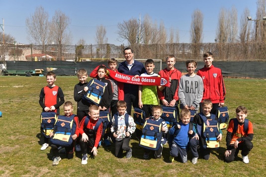 Gest frumos din partea FRF! Federaţia a oferit echipamente şi bilete la meci unor copii ucraineni refugiaţi