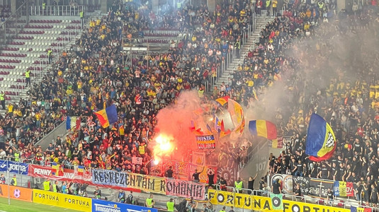 FOTO | Atmosferă incendiară pe stadionul Giuleşti! Fanii români au afişat bannere anti-FRF: ”Meritaţi să vă facem statui... la Bellu”