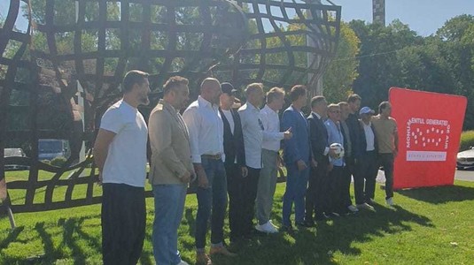 FOTO Monument special pentru Generaţia de Aur! Hagi: „Am făcut performanţă, lumea ne apreciază, e un lucru extraordinar!”