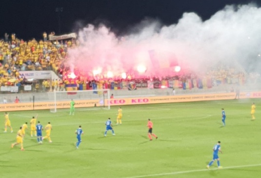 În Cipru, la fel ca acasă! Suporterii români au venit într-un număr uriaş pe stadionul din Larnaca. Premieră pentru un tricolor. Ce au scandat fanii
