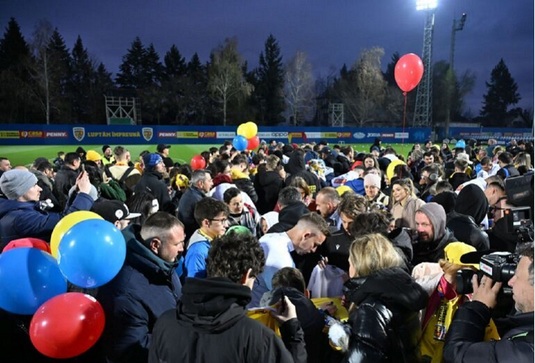 FOTO | Entuziasm uriaş la echipa naţională. Sute copii au s-au întâlnit cu tricolorii, înaintea debutului în preliminariile Cupei Mondiale