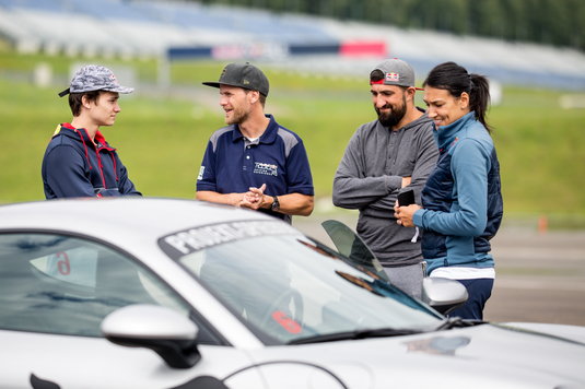 FOTO&VIDEO | Cristina Neagu, Florin Vlaicu şi Mihnea Groseanu au gonit cu peste 200 km/h pe circuitul de Formula 1 de la Red Bull Ring