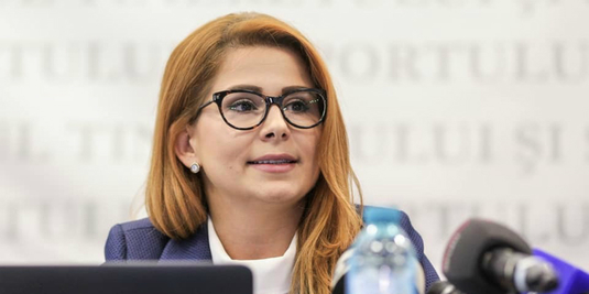 REVOLTĂTOR | Ministrul sportului şi-a angajat prietena de două ori la rând, ca să-i poată mări salariul!