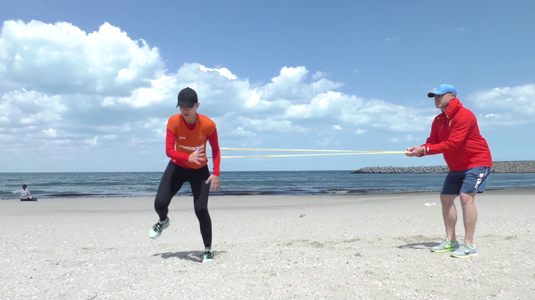 VIDEO | Eliza Samara, de la exerciţiile cu robotul din sufragerie, la antrenamentul dur pe malul Mării Negre