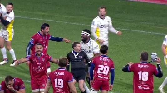 Un jucător de rugby din campionatul Franţei l-a ridicat pe arbitru pe sus în glumă după care a primit cartonaş roşu