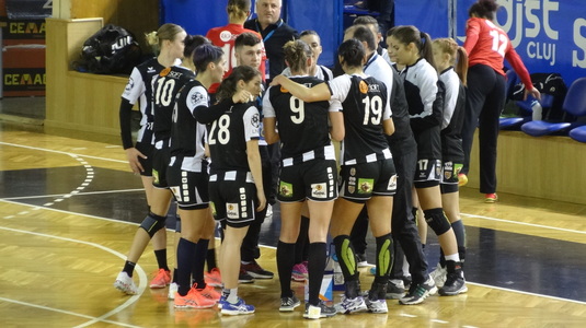 Universitatea Cluj a reuşit surpriza campionatului la handbal feminin. Fetele din Cluj au învins Gloria Bistriţa la un gol