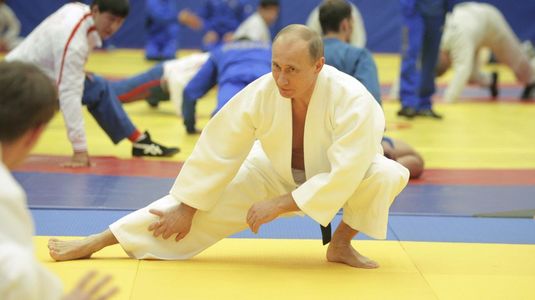 Federaţia Internaţională de Judo a anunţat excluderea lui Vladimir Putin din toate poziţiile deţinute