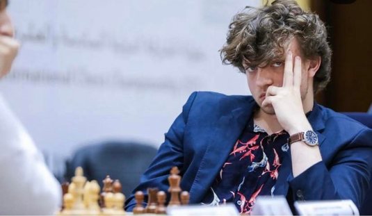 Marele maestru la şah Hans Niemann îl dă în judecată pe Magnus Carlsen şi cere despăgubiri de cel puţin 100 de milioane de dolari

