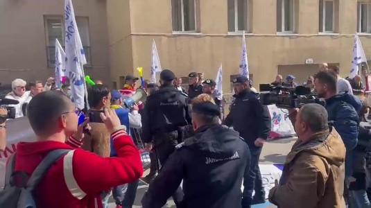 VIDEO | Jandarmeria a intervenit la mitingul organizat împotriva lui Eduard Novak. Protestatarii au aruncat cu bani falşi şi au continuat războiul cu ministrul Sportului