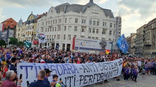 Mii de suporteri şi sportivi din Timişoara au protestat faţă de lipsa infrastructurii sportive! Stadionul, adus în discuţie în stradă