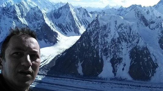 Alpinistul Horia Colibăşanu a urcat pe al zecelea vârf de peste 8.000 de metri. El a ajuns pe Broad Peak fără oxigen suplimentar şi fără ajutorul şerpaşilor | VIDEO
