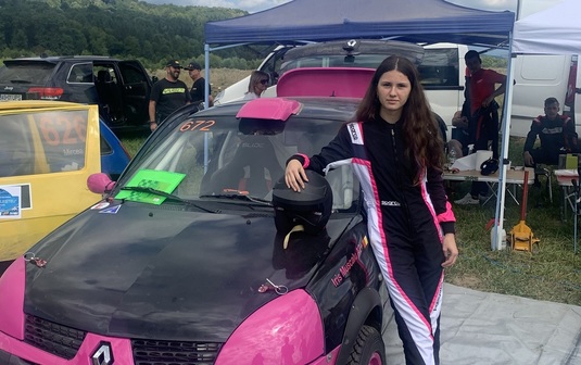 Fata care conduce "Furia Roz"! E cel mai tânăr pilot-campion din România: "Se supără, mai ales că eu sunt mai mică decât ei"