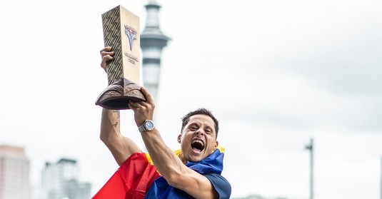 Constantin Popovici a câştigat circuitul mondial Red Bull Cliff Diving! Sportivul român a ridicat trofeul în Noua Zeelandă