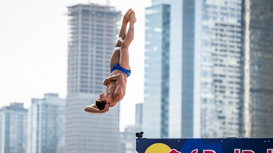 Popovici. Constantin Popovici. Românul a luat medalia de argint la Montreal în Seria Mondială Red Bull Cliff Diving