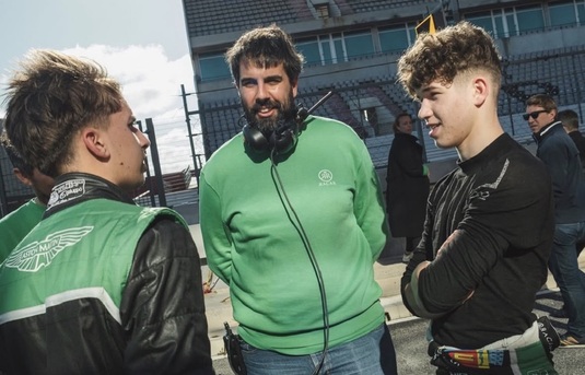 Românul care face furori în Supercars! La 17 ani pilotează un Aston Martin: "Din 46 de maşini la start, el a reuşit să obţină locul secund"
