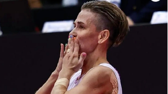 Retrospectivă 2025 | Şuşovitina urcă pe podium la 50 de ani. Regina Thailandei cucereşte aurul. Japonezul de 102 ani escaladează Muntele Fuji.
