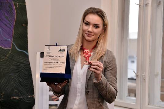 GALERIE FOTO. Una dintre cele mai frumoase handbaliste din România a fost desemnată "Cetăţean de Onoare". Ana Maria Tănăsie a primit distincţia la Hunedoara
