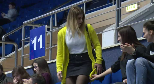 VIDEO | Mehmedovic e ”TRĂZNET”! A mers în tribune cu o fustă cât o palmă! Spectatorii nu s-au mai uitat deloc la meci :)