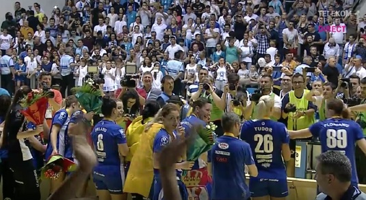 VIDEO | Momentul în care fetele de la SCM Craiova primesc trofeul Cupei EHF. Explozie de bucurie în sală