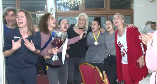 VIDEO | Lacrimi de fericire la Craiova. ”Suntem olteni pe viaţă şi pe moarte” Cum s-a sărbătorit în Bănie câştigarea Cupei EHF