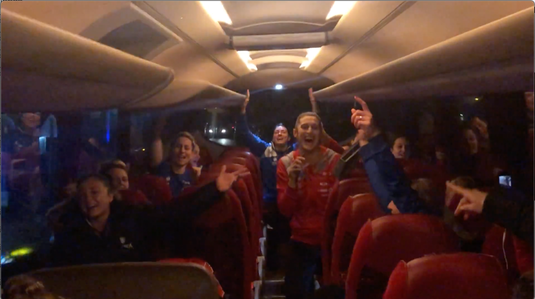 Imagini SPECTACULOASE cu naţionala României! „Tricolorele” au cântat în autocar după victoria cu Norvegia. Ce cadouri au primit de la fani