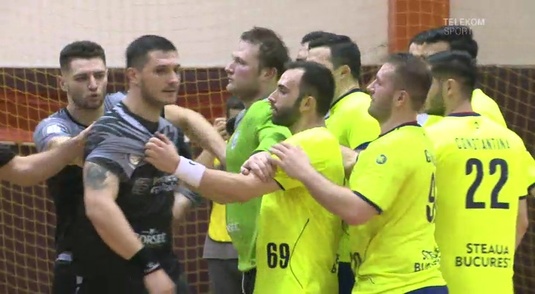 VIDEO | Nervi şi handbal spectacol la CSM Bucureşti - Steaua. Roş-albaştrii s-au impus la limită