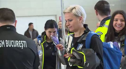 VIDEO | Jucătoarele de la CSM Bucureşti ”sancţionate” de poliţişti. Campioanele României au primit flori în aeroportul ”Henri Coandă”