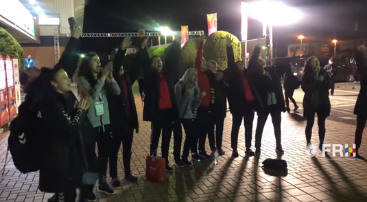 VIDEO | "Din toată inima, pentru România". Eroinele din Japonia au cântat cu fanii după victoria cu Ungaria 