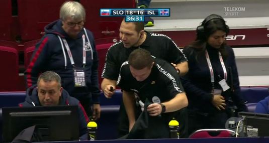 VIDEO Moment spectaculos la Campionatul European de handbal masculin. ”S-au ascuns după o pătură”