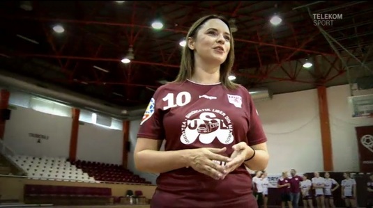 VIDEO | Reportaj inedit cu Andreea Marin în sala de handbal. Celebra prezentatoare TV s-a descurcat foarte bine alături de jucătoarele de la Rapid