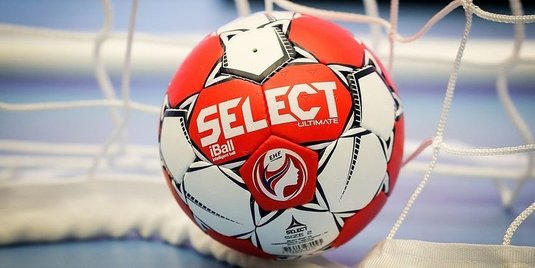 CSM Bucureşti, în sferturile Ligii Campionilor, Minaur în semifinalele European Cup. EHF a suspendat echipele din Rusia şi Belarus din competiţii