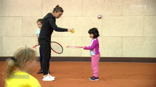 VIDEO | Simona Halep, întâlnire cu fanii la patinoar. A dat şi lecţii de tenis copiilor