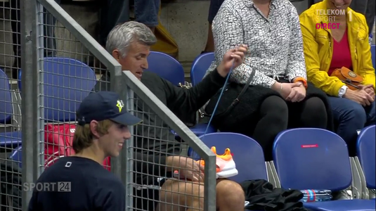 VIDEO | Aşa ceva nu s-a mai văzut în tenis. A câştigat meciul datorită tatălui