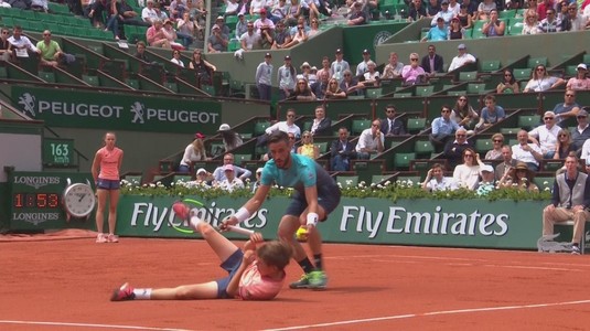 VIDEO | Momente de panică la Roland Garros. Dzumhur a făcut KO un copil de mingi