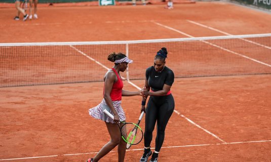 Surorile Williams şi-au încheiat în optimi parcursul la dublu la French Open