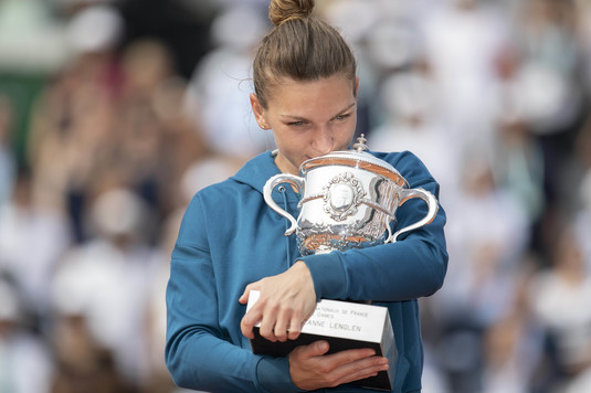 Declaraţii emoţionante făcute de Simona Halep: "Am dormit cu trofeul lângă mine, ca un copil cu jucăria"