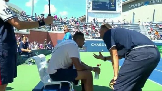 VIDEO | Moment incredibil la US Open: arbitrul a coborât din scaun şi i-a dat sfaturi lui Kyrgios. Arbitrul este acuzat de coaching