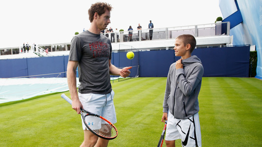 Romeo Beckham pe urmele lui Rafael Nadal şi Andy Murray. Cât a investit tatăl său într-un teren de tenis privat