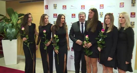 VIDEO | Fetele cochetele! Simona Halep şi colegele din echipa de Fed Cup au făcut senzaţie la dineul oficial. Cehoaicele nu s-au lăsat nici ele mai prejos
