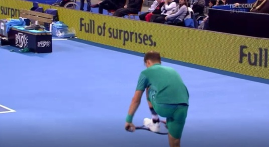VIDEO | A pierdut un punct extrem de spectaculos, s-a certat cu arbitrul şi apoi şi-a rupt racheta. Fază incredibilă la turneul de la Sofia