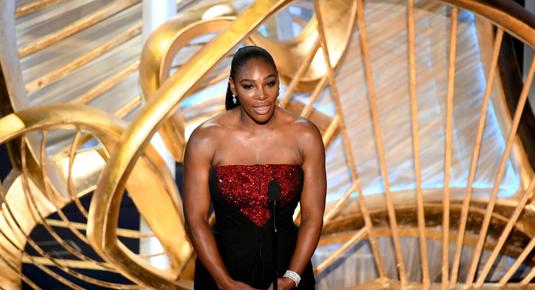 GALERIE FOTO | A întors toate privirile la Oscar! Serena Williams a etalat o rochie neagră cu vişiniu Armani Privé