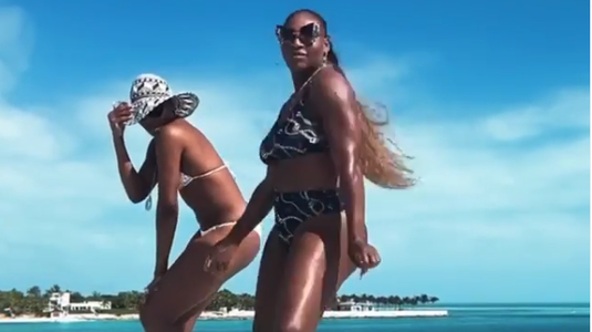 Serena Williams, VIDEO INCREDIBIL în costum de baie!  Nu a ţinut cont de controversele legate de greutate: dans lasciv pe iaht