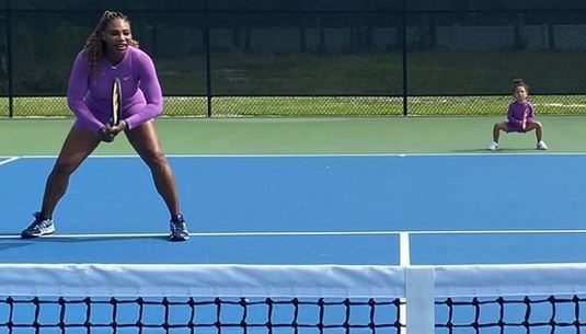 FOTO | Serena Williams se antrenează alături de fetiţa sa în vârstă de 3 ani 