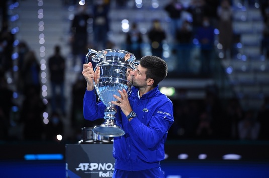 Novak Djokovic a obţinut a 50-a victoria din acest an şi s-a calificat în semifinalele Turneului Campionilor, Stefanos Tsitsipas s-a retras încă din grupe