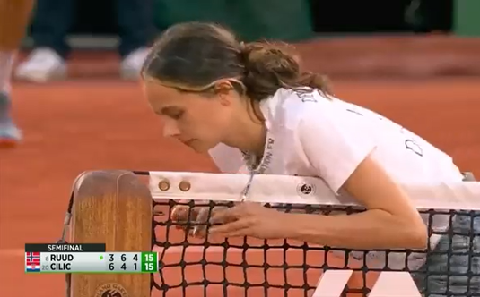 VIDEO | Moment incredibil la Roland Garros. O tânără s-a legat de fileu chiar în timpul partidei Ruud - Cilic! Ce mesaj a dorit să transmită