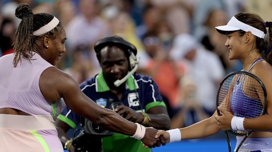 Emma Răducanu a distrus-o pe Serena Williams. Britanica s-a impus clar în doar 65 de minute şi s-a calificat în turul al doilea la Cincinnati