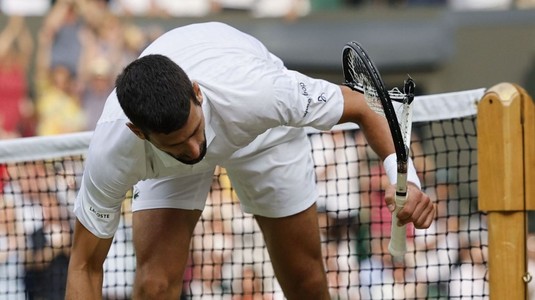 Djokovic, amendat după ce şi-a distrus racheta în finala de la Wimbledon. Suma îi va fi oprită din premiul de peste 1 milion de lire sterline